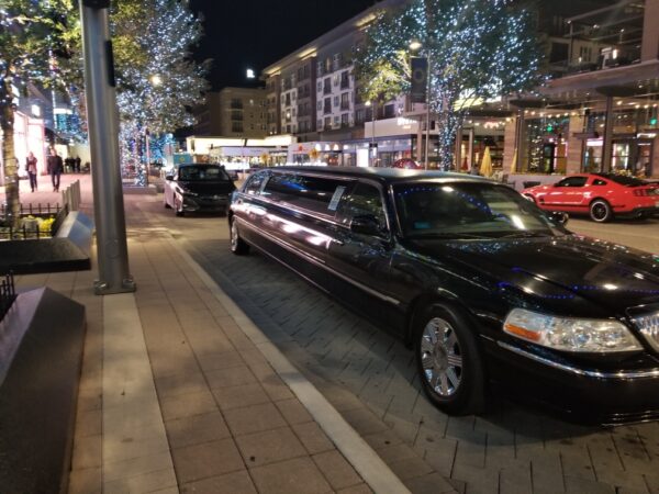 Anniversary Dinner Stretch Limousine Services. Lincoln Stretch Seats 8-10 Passengers.