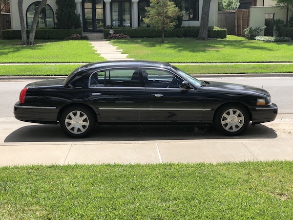 Perot Field Fort Worth Alliance Airport To Dallas Love Field/DFW Airport Executive Car Service. Lincoln Town Car seats 3 passengers.